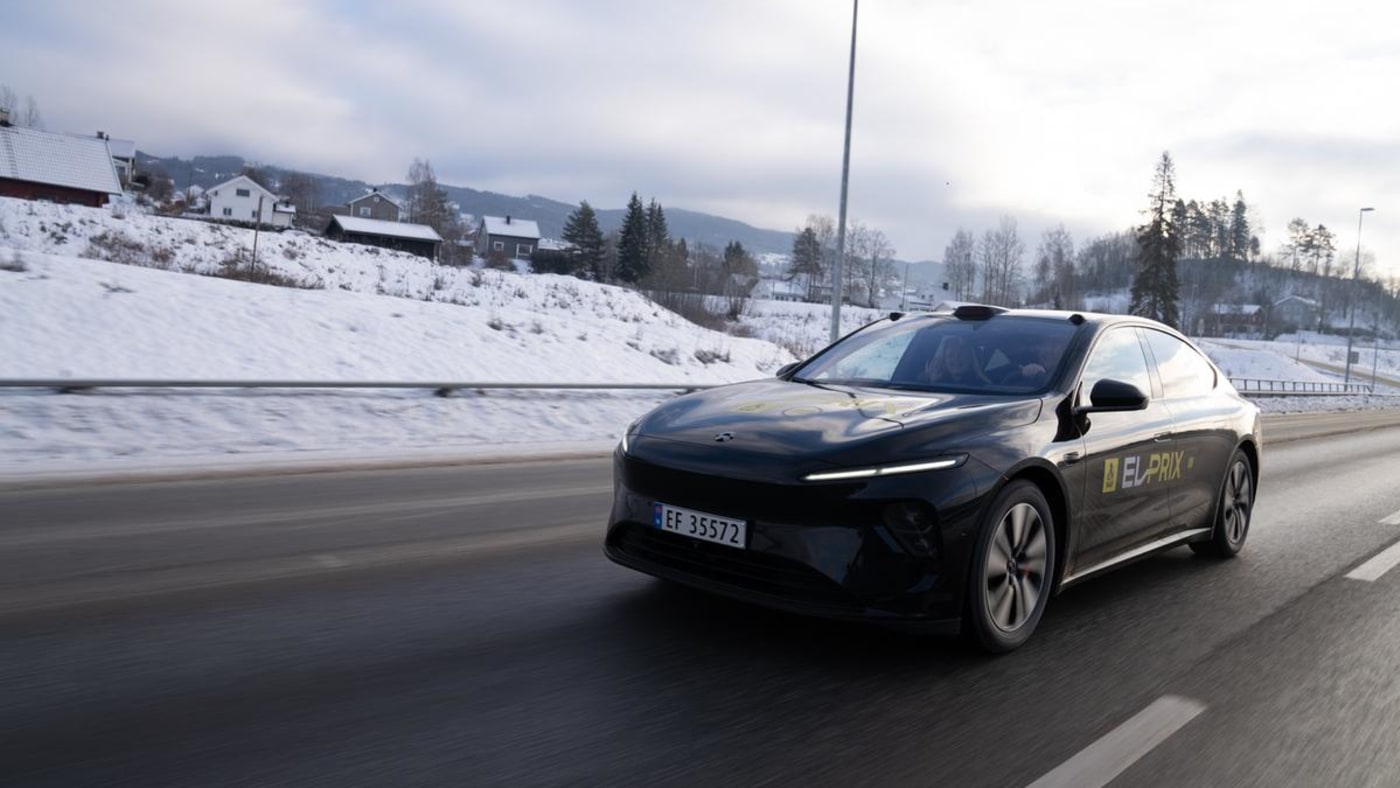 Sort bil kjører på motorvei