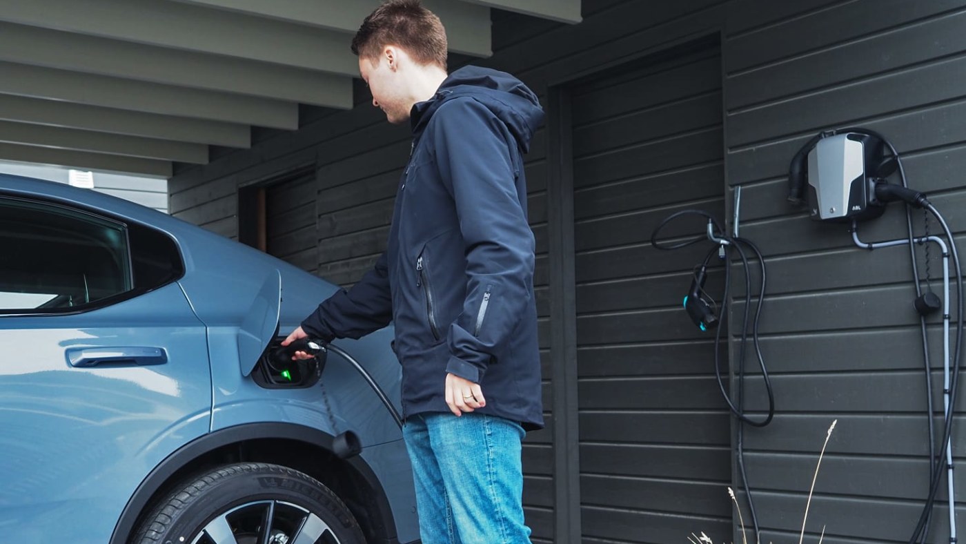 Mann plugger ladekontakt i en elbil