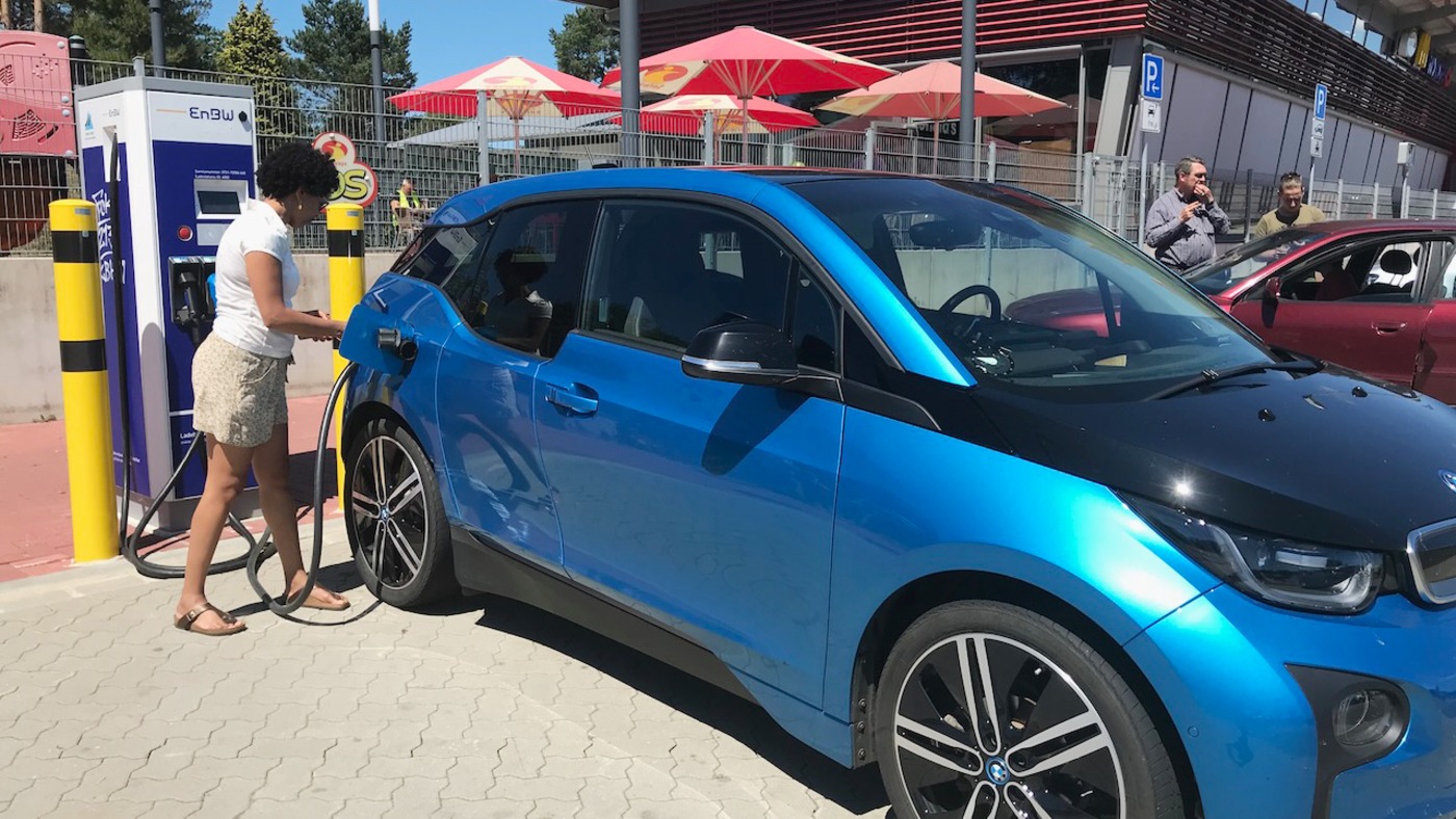 BMW i3 lader på ladestasjon