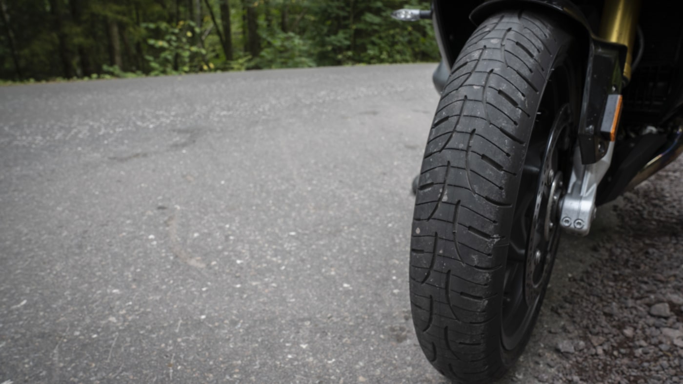 nærbilde av hjul på motorsykkel