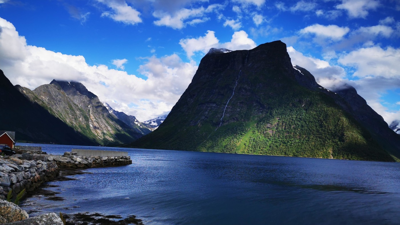 naturbilde med fjell og fjord