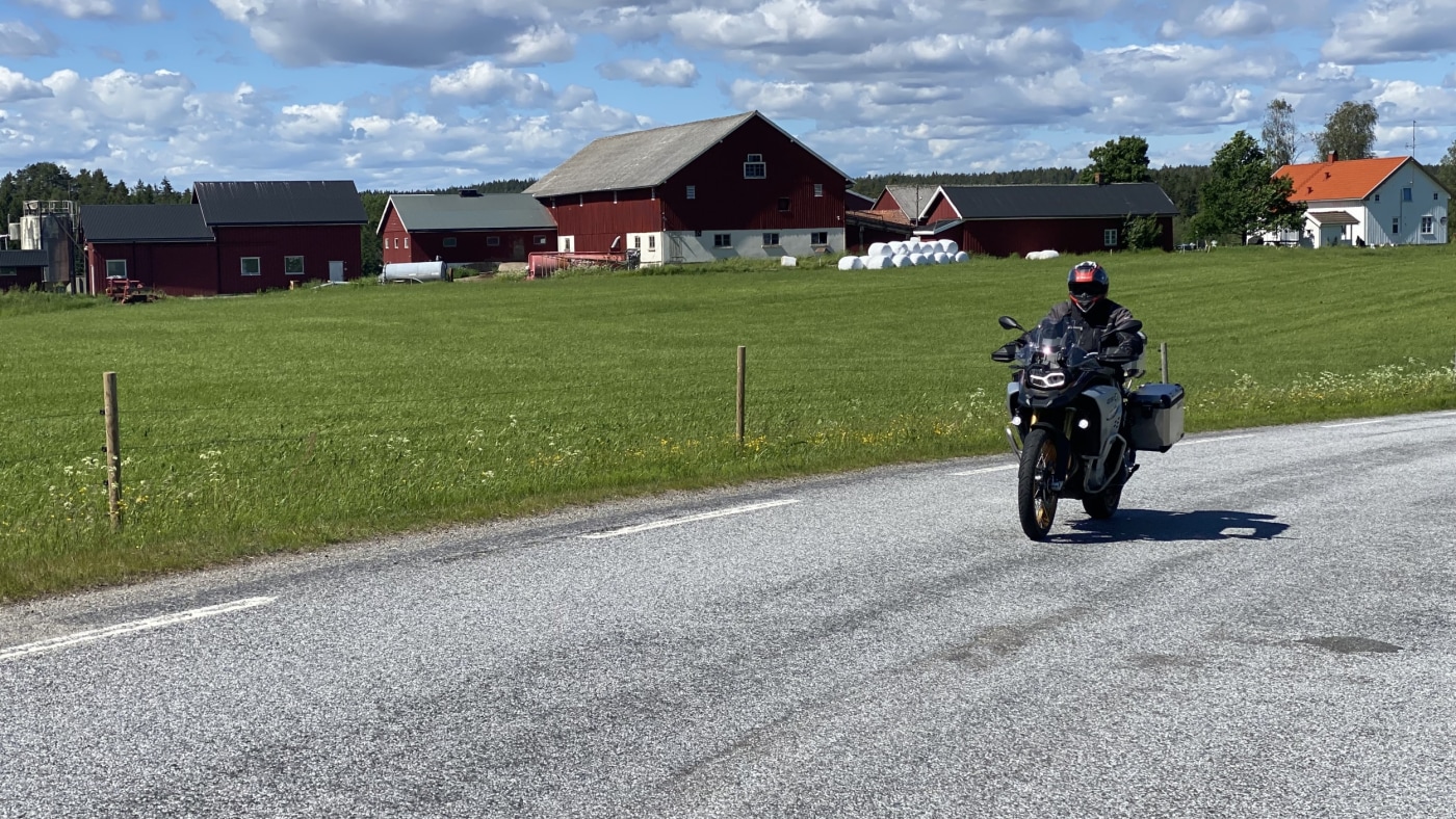 mann på motorsykkel langs landevei
