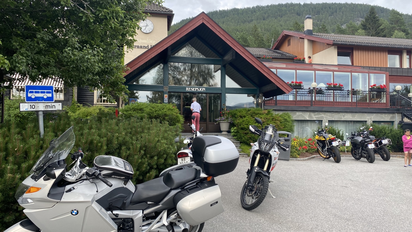Når du svinger inn på parkeringen ved Straand Hotel forstår du at MC-folk er velkomne.
