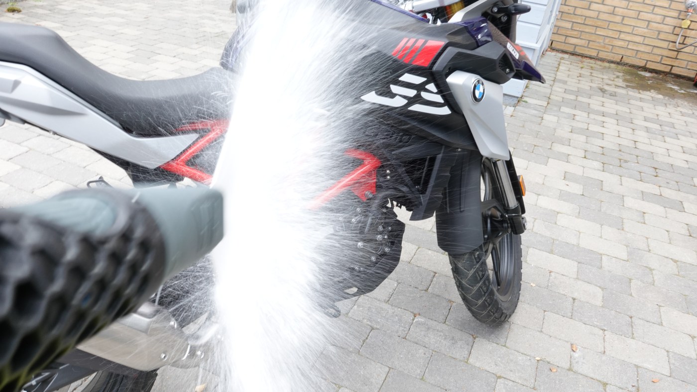 SKUM: Bruk gjerne en skumkanon når du vasker motorsykkelen, men vær forsiktig med bruk av høytrykkspyler.