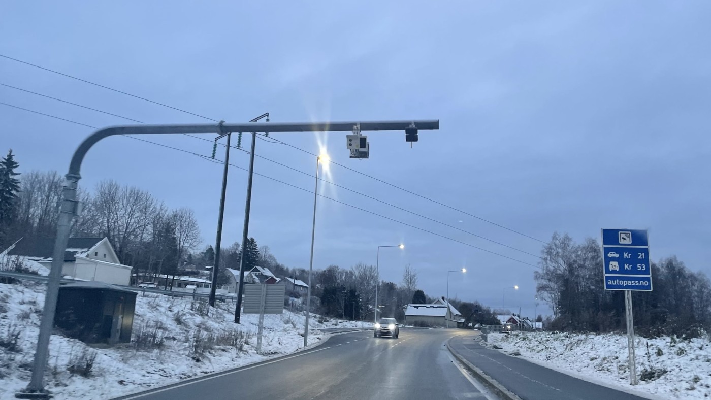 En bil kjører gjennom bomringen utenfor Oslo.