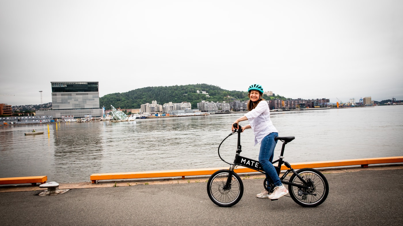 Dame på brukt elsykkel på brygga i Oslo.