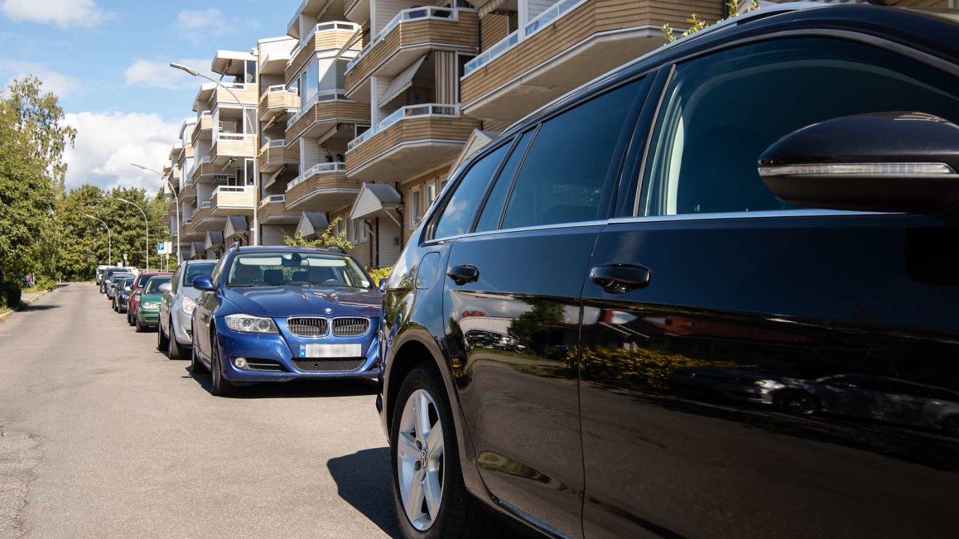 sort bil parkert langs veien