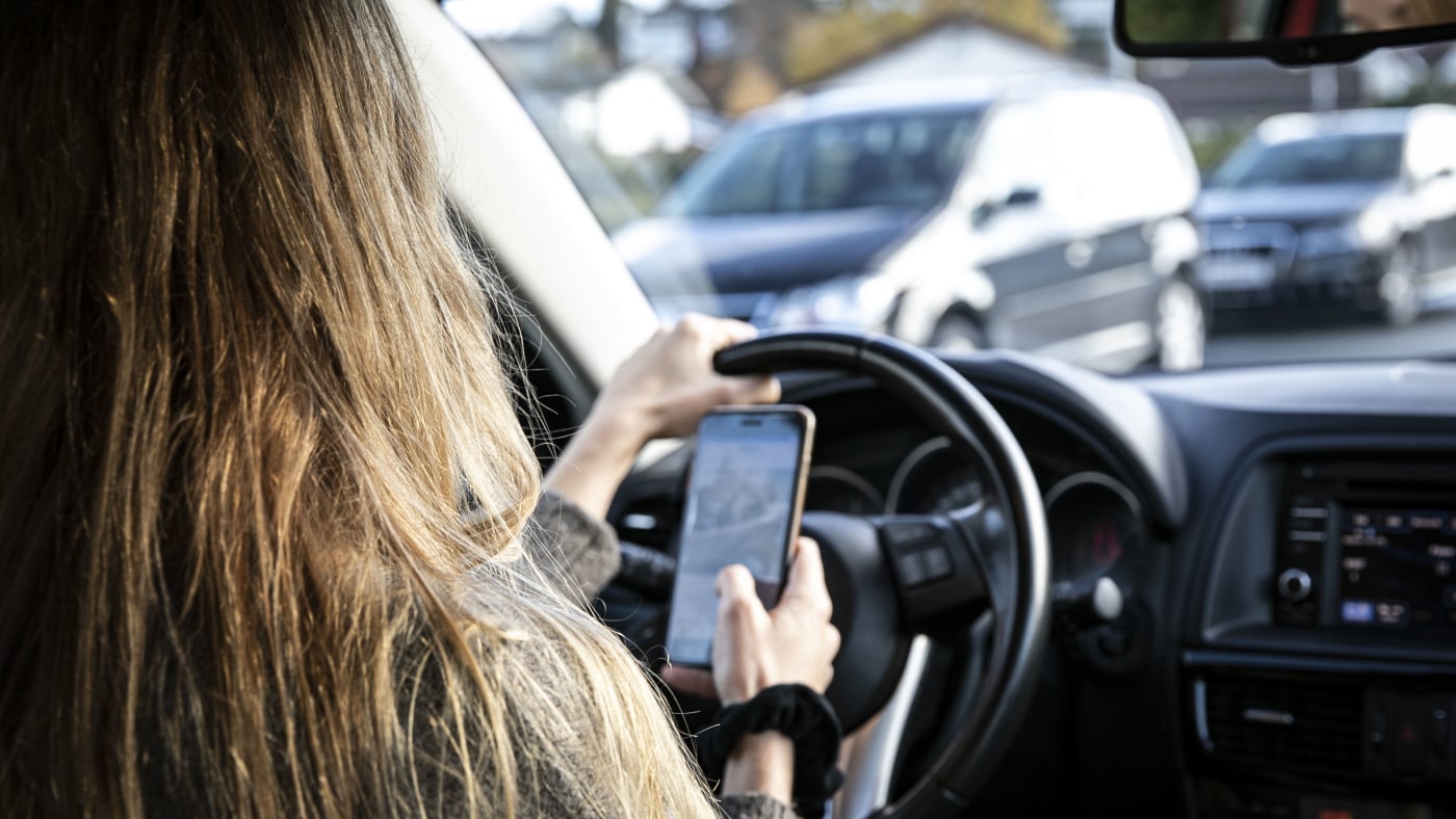 Dame bruker mobilen ulovlig i bil