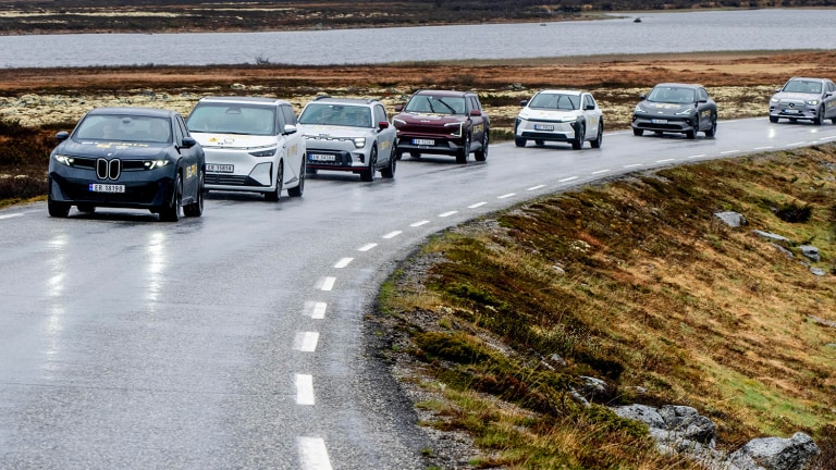 Biler i kolonne på fjellet