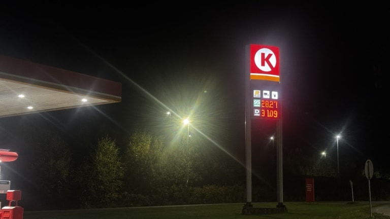 Prismast på bensinstasjon
