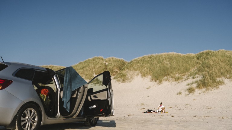 Bil på stranden