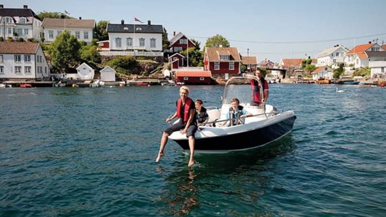 Barn seiler i skjærgårdsjeep. 