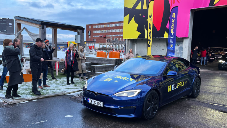 Tesla Model S kjører ut fra Skur 13 i Oslo