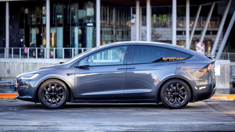 Grå Tesla Model X
