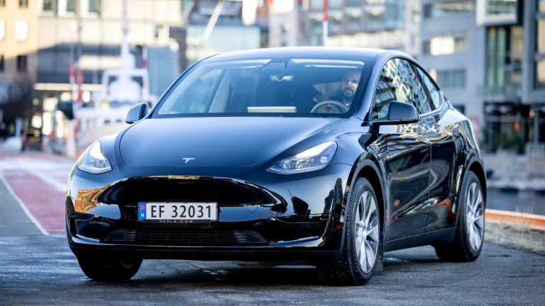 Svart Tesla Model Y RWD