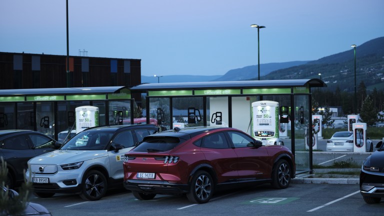 Ford Mustang og Volvo XC40 Recharge på ladestasjonen under sommertesten 2021