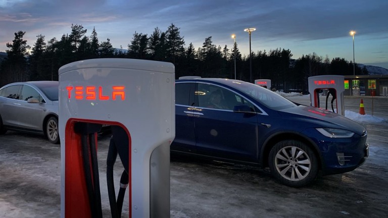 Biler på Tesla ladestasjon