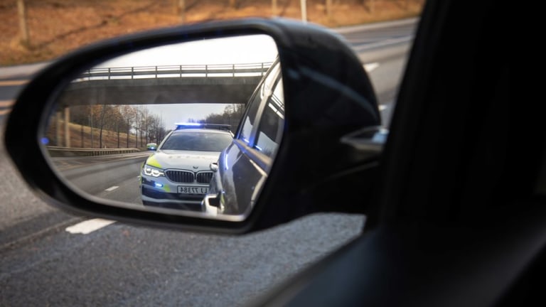 politibil i sidespeil