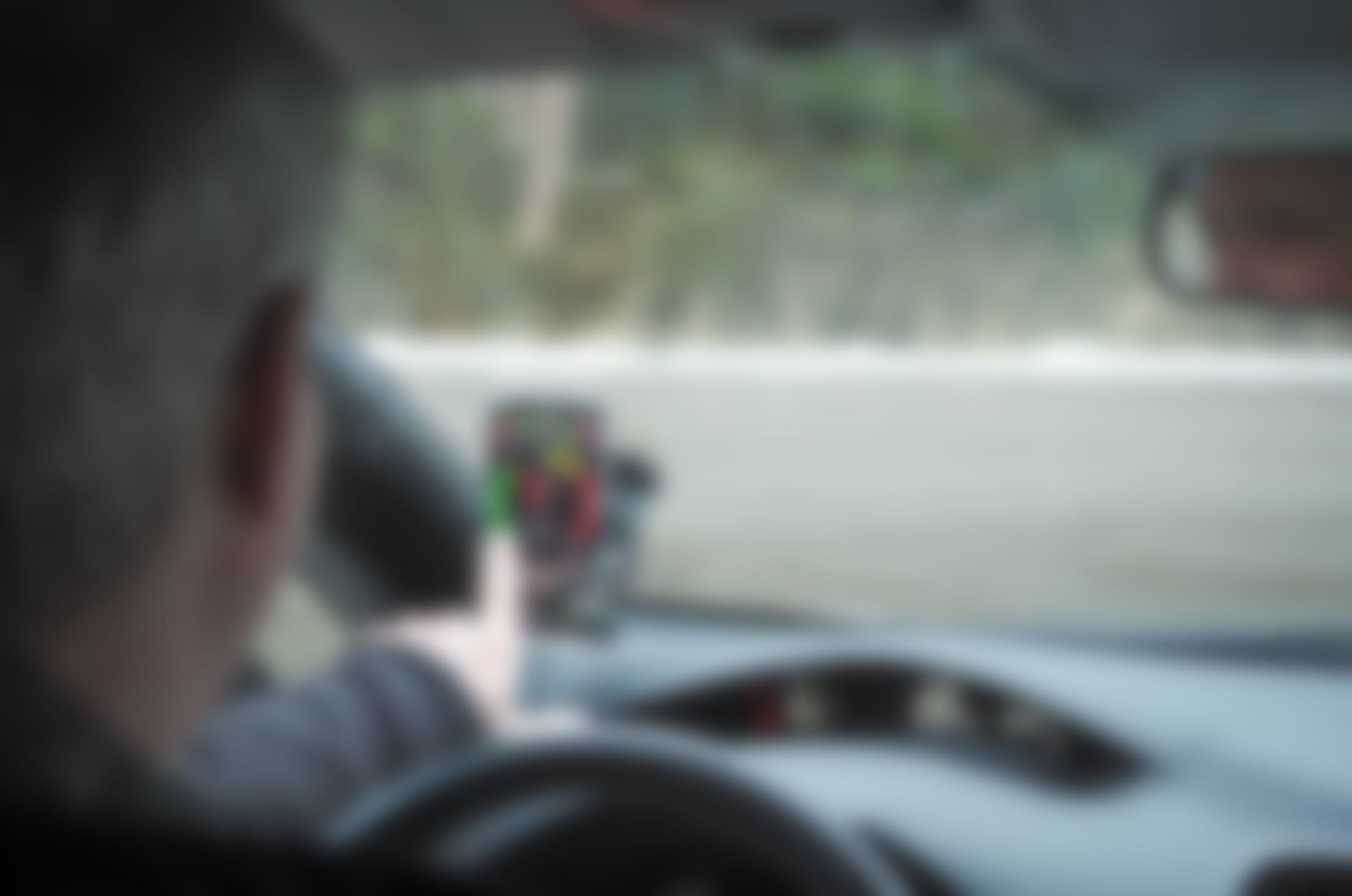 Mann fikler med test-skjerm i bil som står stille