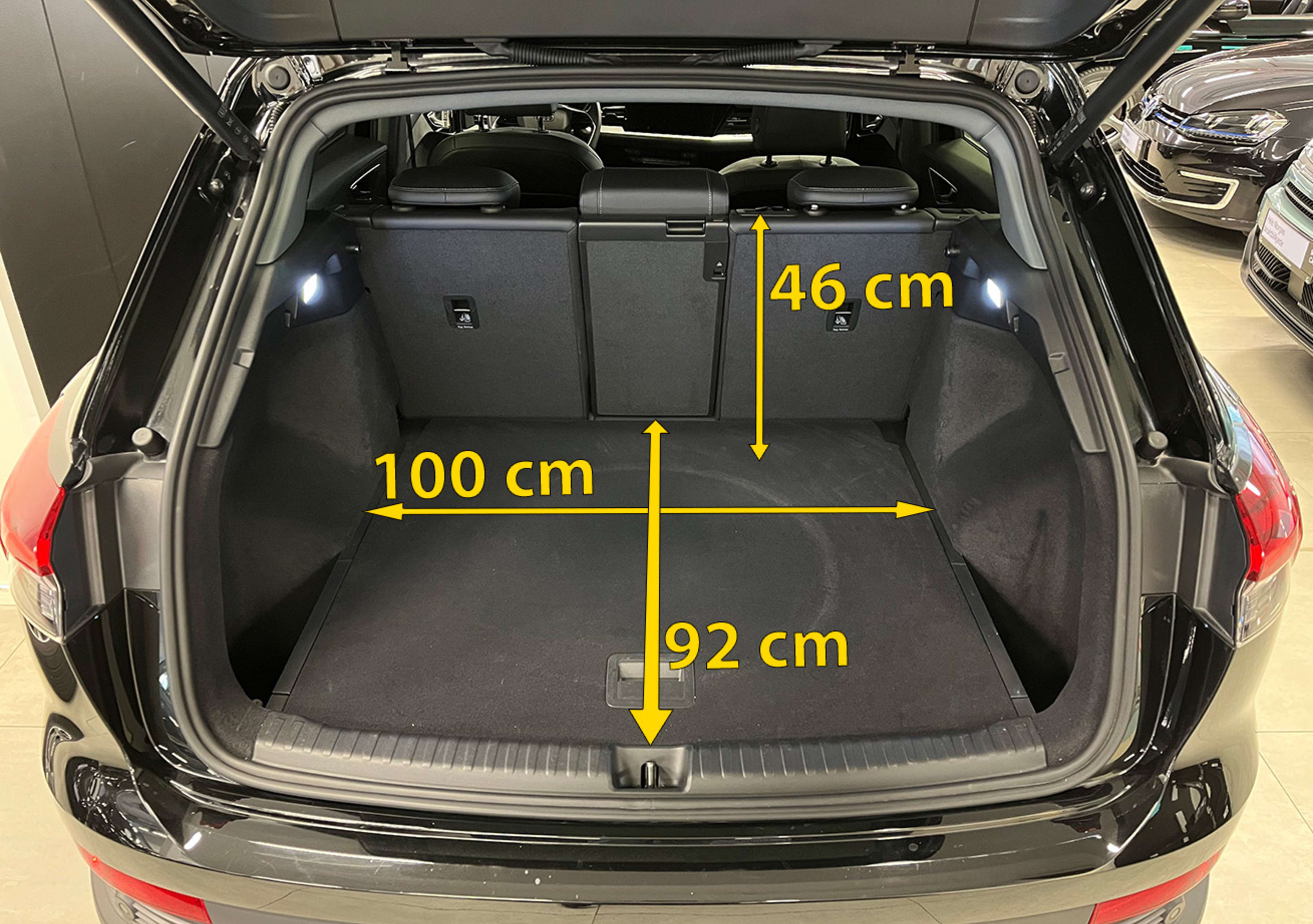 Bagasjerommet i Audi Q4 e-tron med mål.