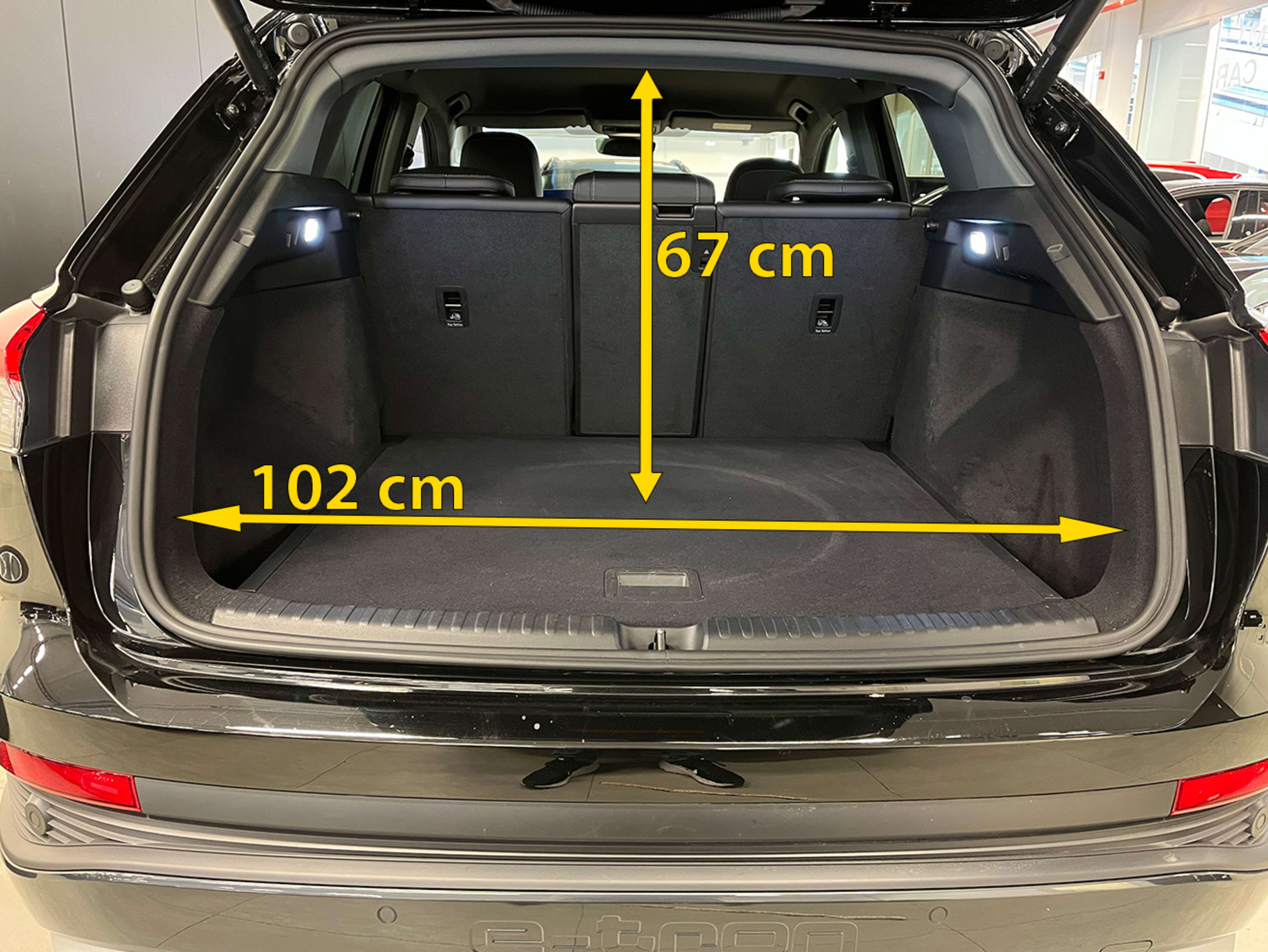 Målene på bakluke-åpningen i Audi Q4 e-tron.