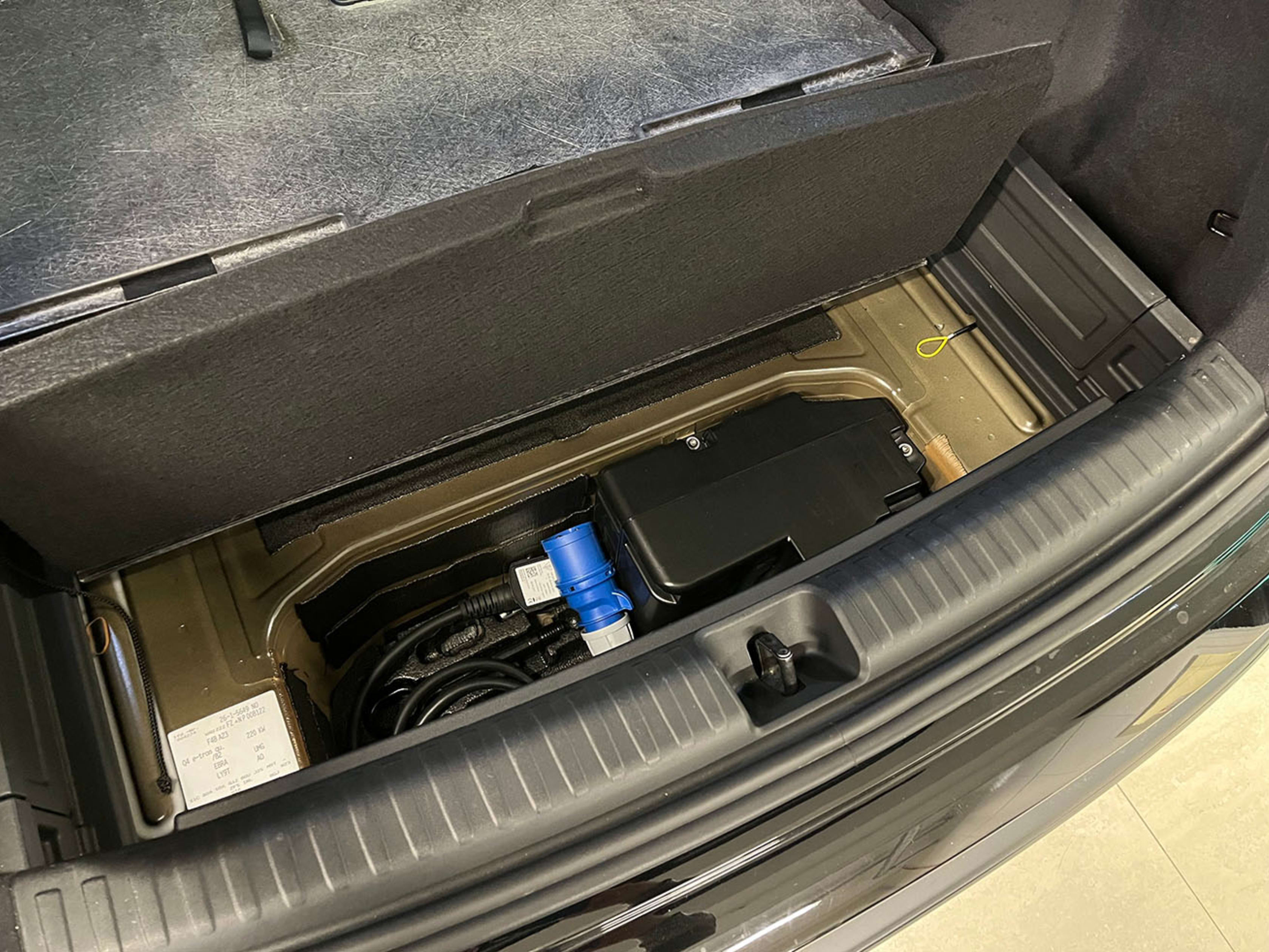 Under gulvet i bagasjerommet i Audi Q4 e-tron.