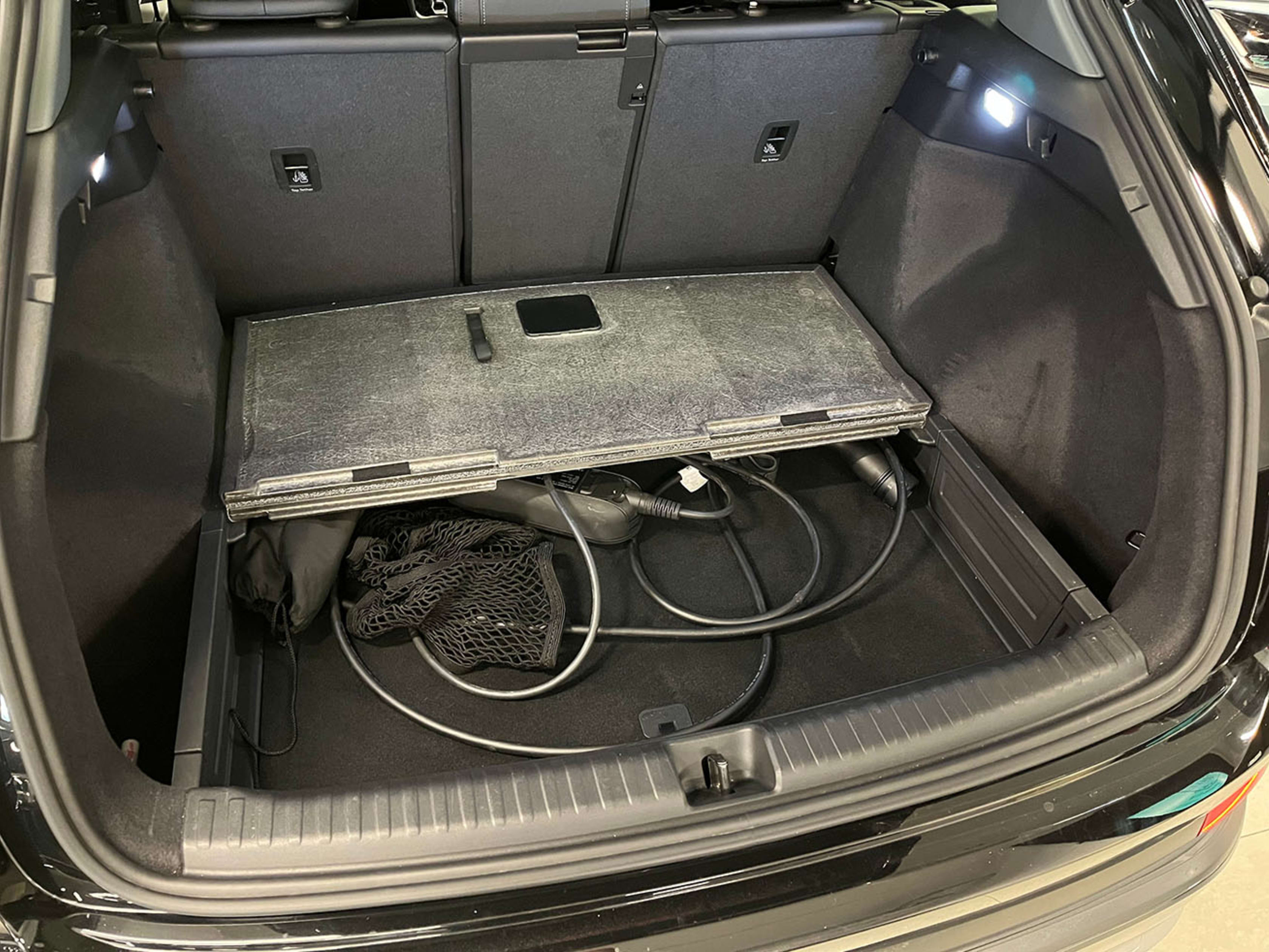 Under gulvet i bagasjerommet i Audi Q4 e-tron.