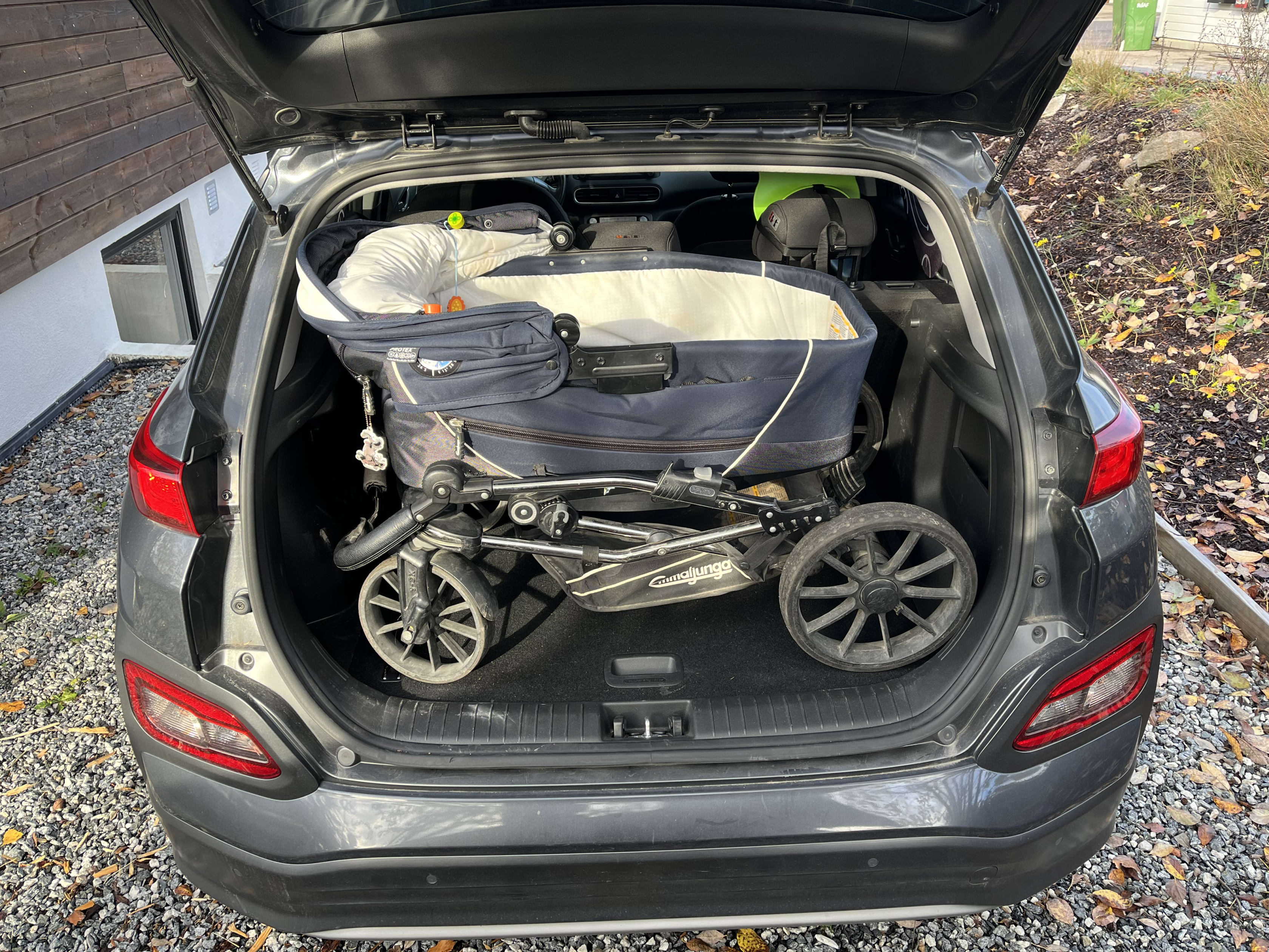 Barnevogn i bagasjerommet på Hyundai Kona.