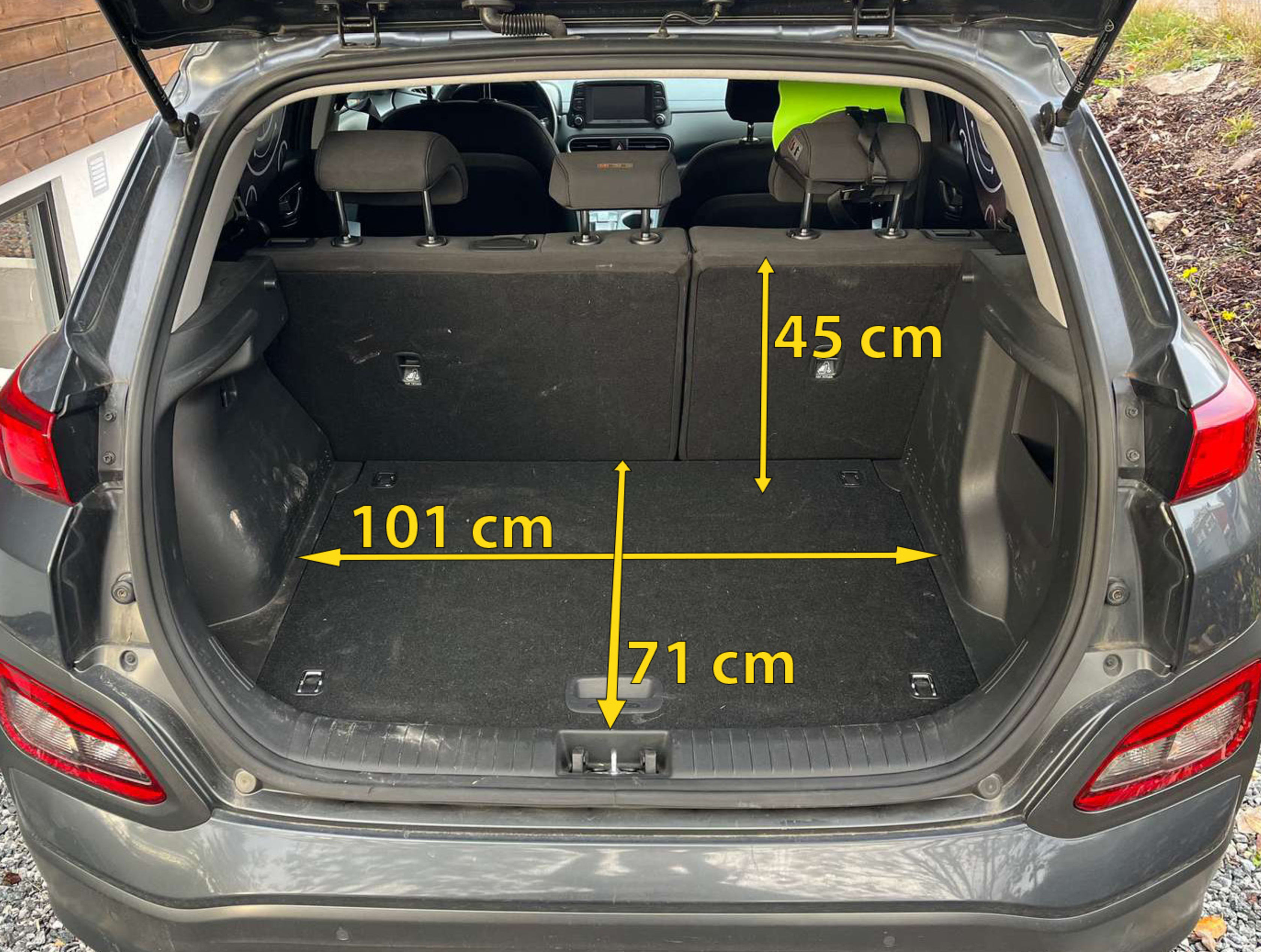 Mål i bagasjerommet i Hyundai Kona.