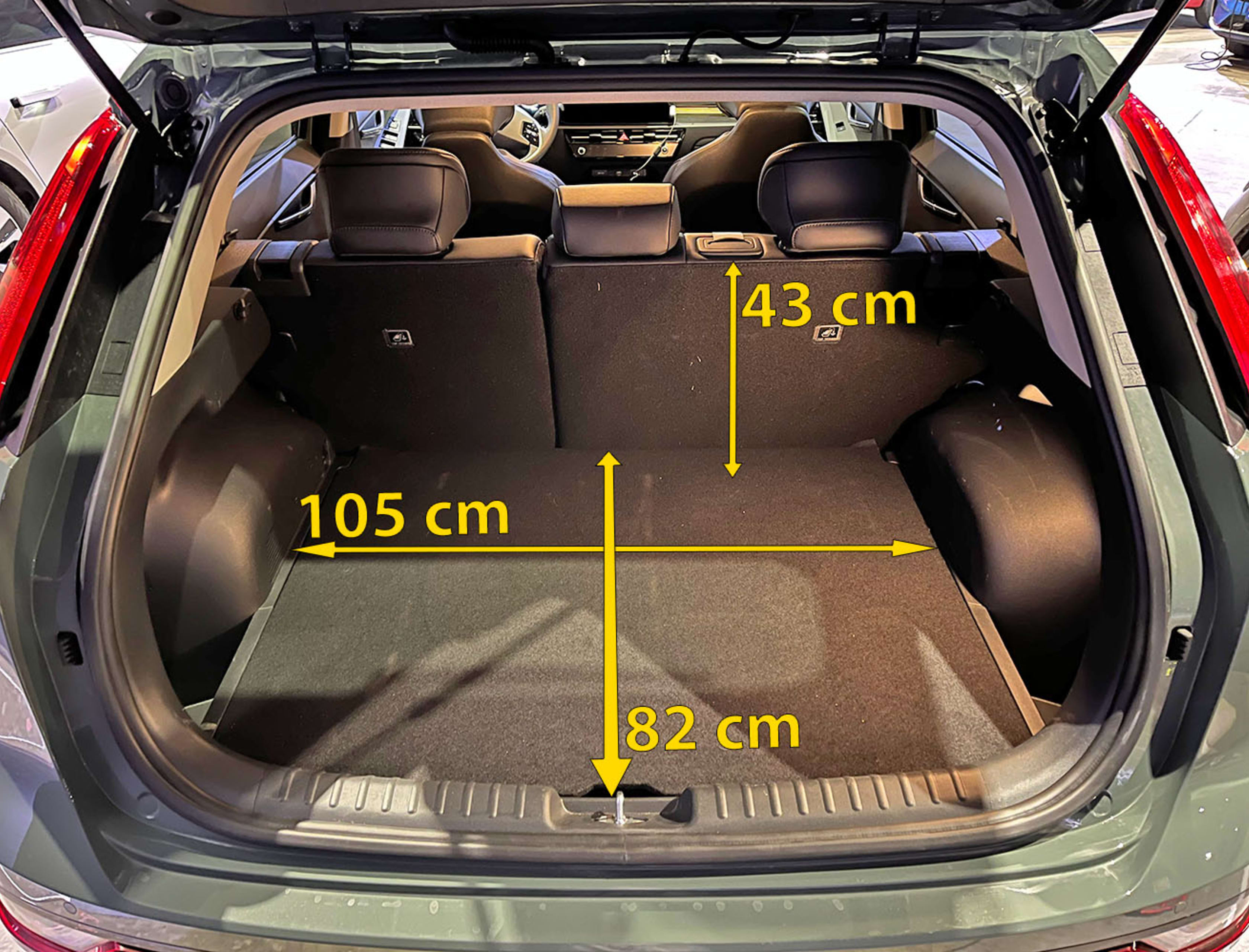Mål på bagasjerom Kia Niro EV. B: 105 cm, L: 82 cm, H: 43 cm