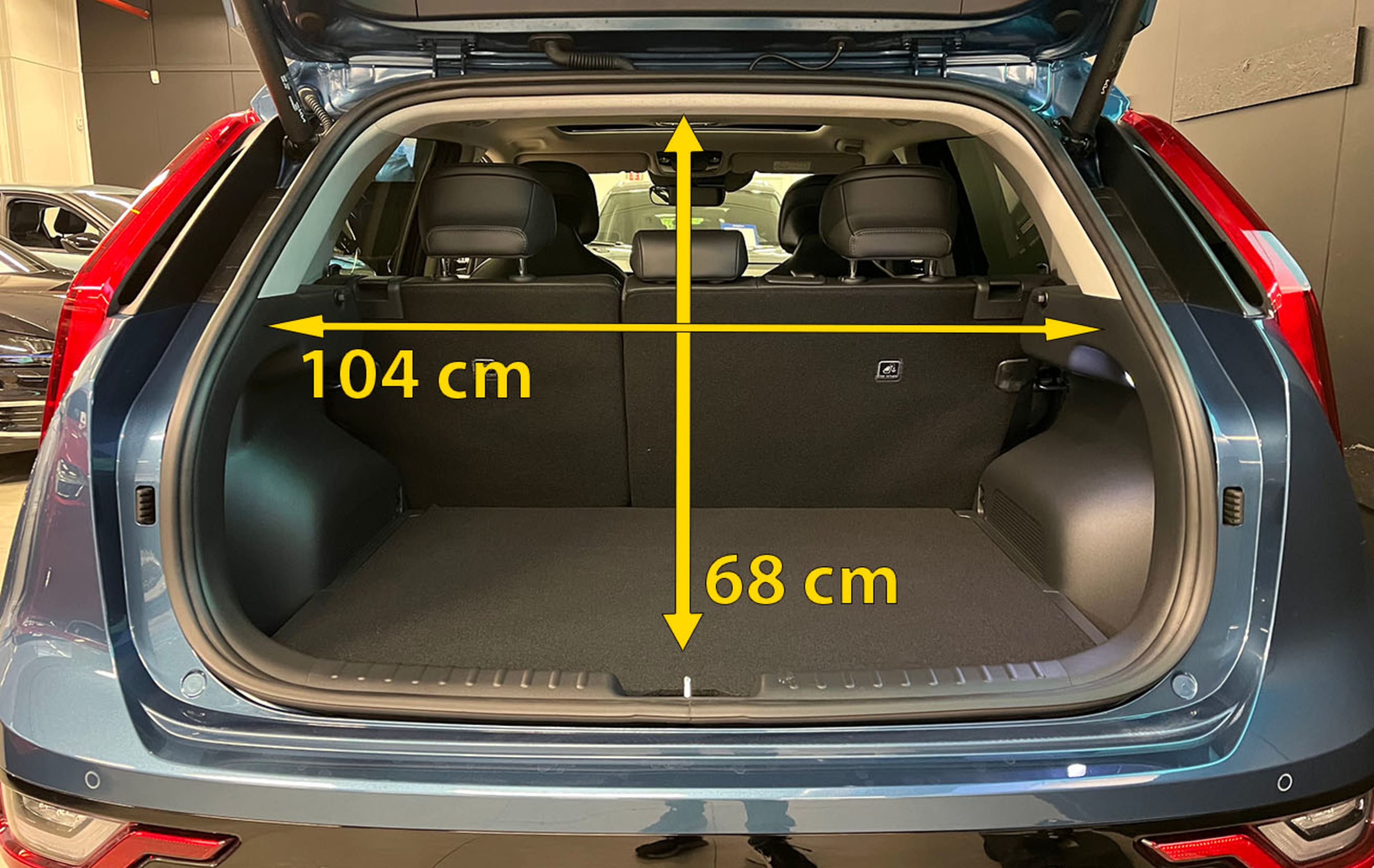 Mål på bagasjeromsåpning, Kia Niro EV. B: 104 cm, H: 68 cm