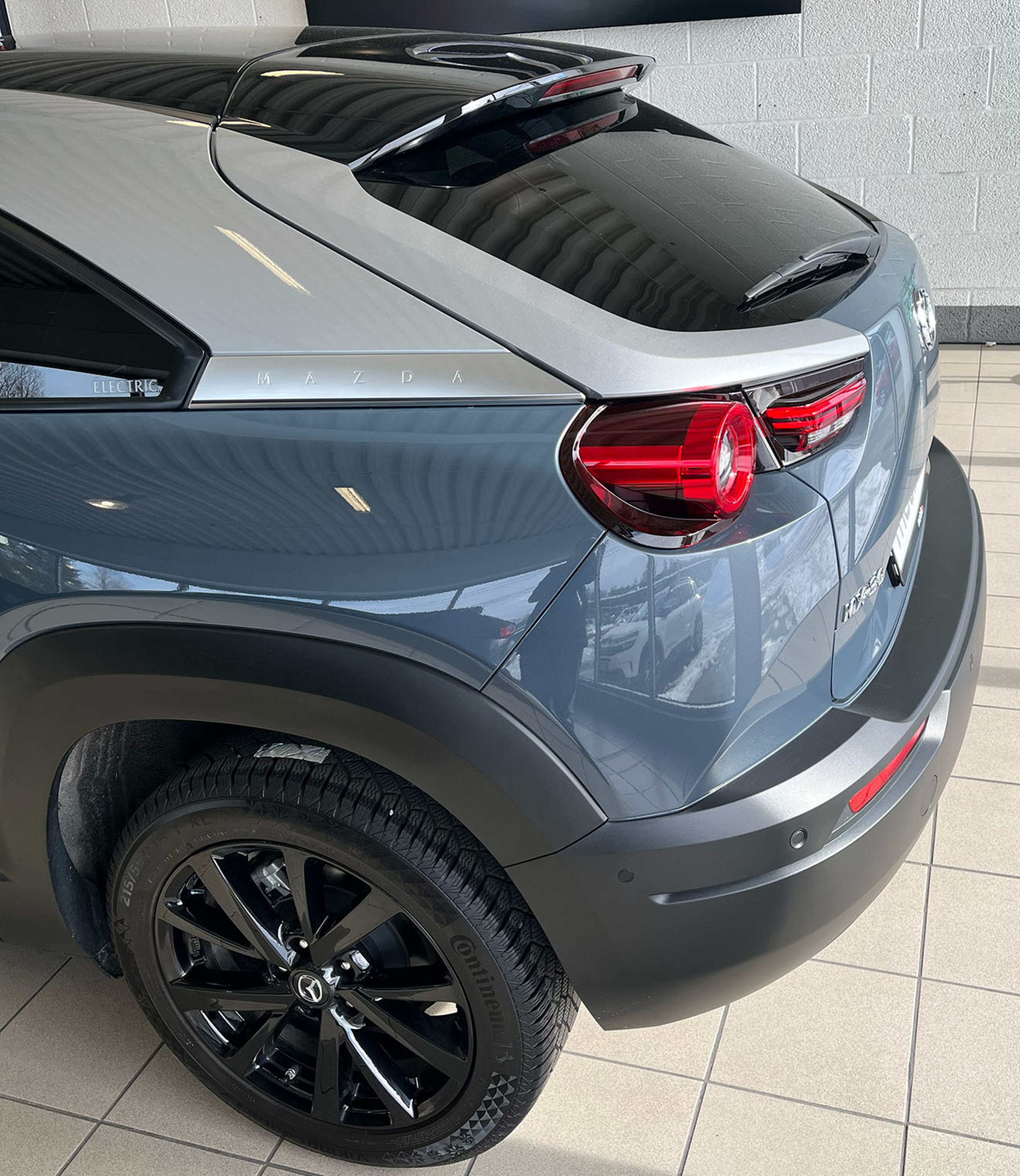 Bakluka sett fra siden Mazda MX 30