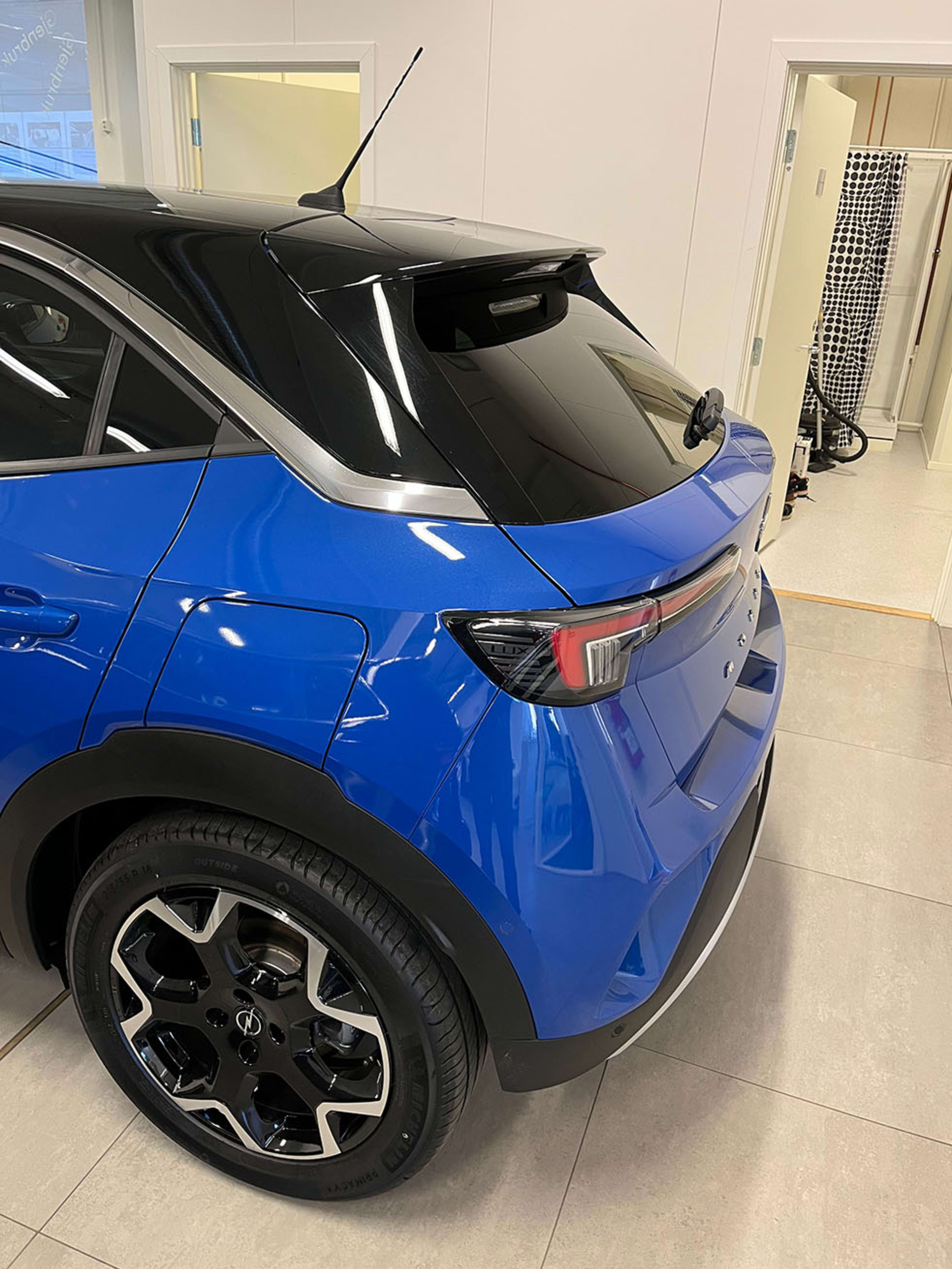 Opel Mokka-e bakluke fra siden