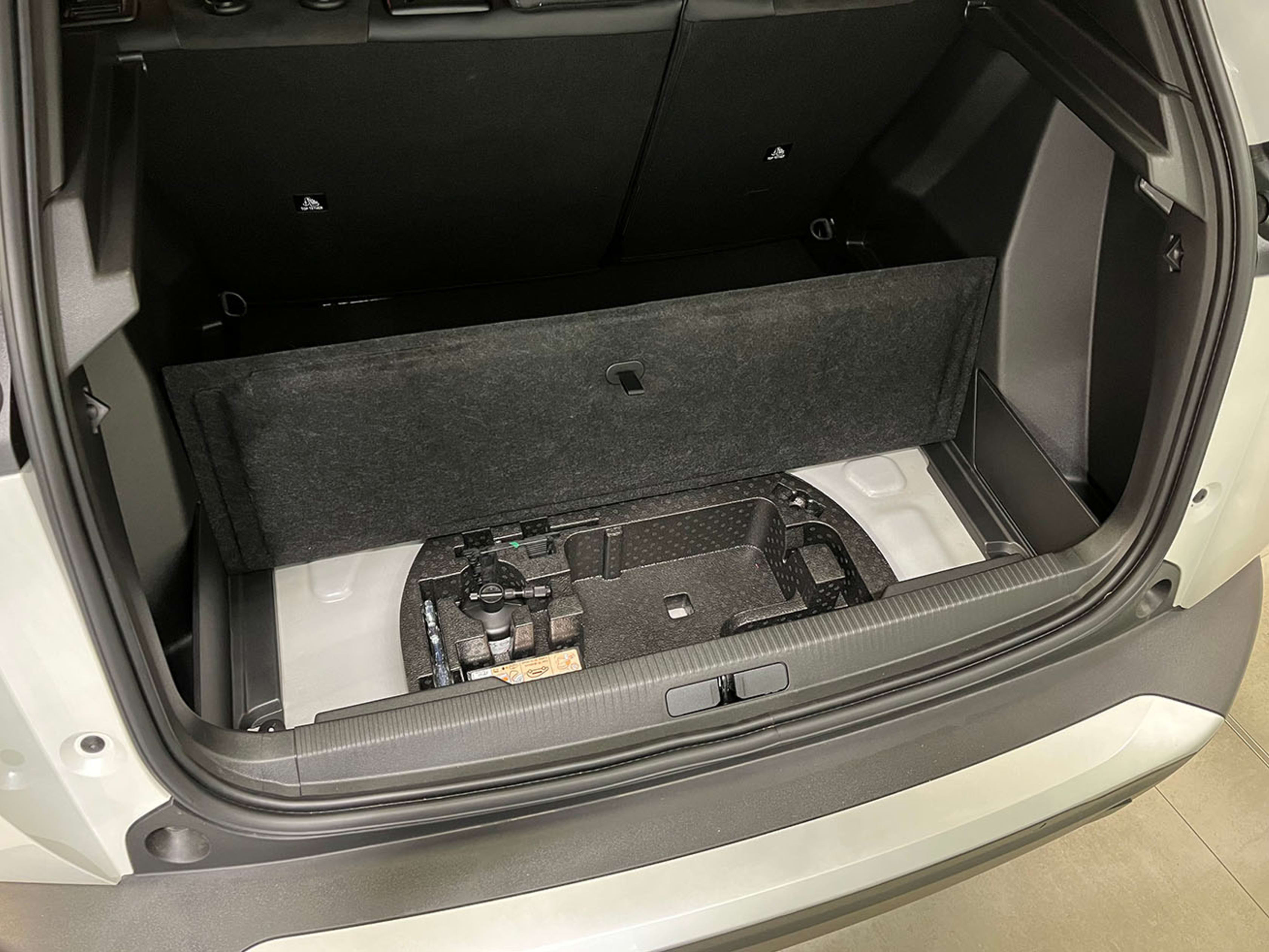 Under bagasjeromsgulvet i Peugeot e-2008