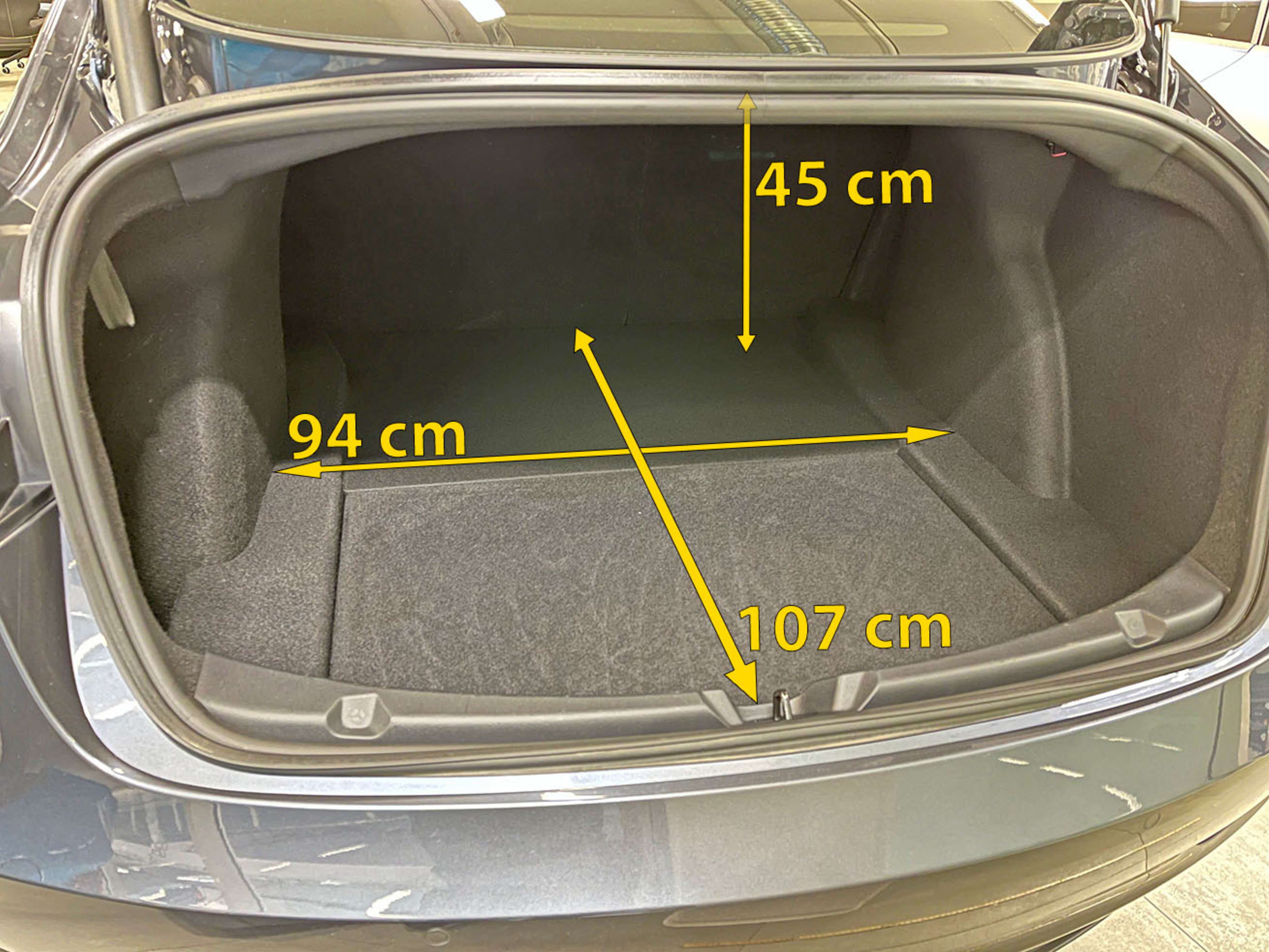 Tesla Model 3 bagasjerom med mål.