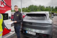 Kommunikasjonsrådgiver Nils Sødal ved ladesøylen med grå Zeekr 7X