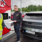 Kommunikasjonsrådgiver Nils Sødal ved ladesøylen med grå Zeekr 7X
