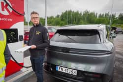 Kommunikasjonsrådgiver Nils Sødal ved ladesøylen med grå Zeekr 7X