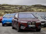 Elbiler står parkert på fjellet