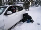 Mann får hjelp etter å ha kjørt av veien med hvit bil