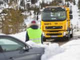 Bile av en bergebil fra NAF veihjelp i vinterføre.
