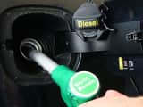 Nærbilde av en mann som fyller bensin i dieseltank.