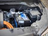 bilde av batteri i panseret på elbil