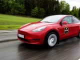 En Tesla Model Y kjøres på motorveien