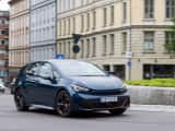 Blå Cupra born i rundkjøring.