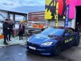 Tesla Model S kjører ut fra Skur 13 i Oslo