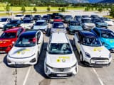 En gruppe biler står parkert