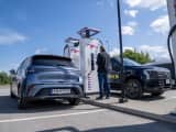 BYD Dolphin og Ford F-150 Lightening ved ladestolpen. 