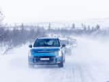 Blå Kia EV9 leder kolonne av biler