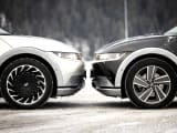 To biler parkert front mot front.